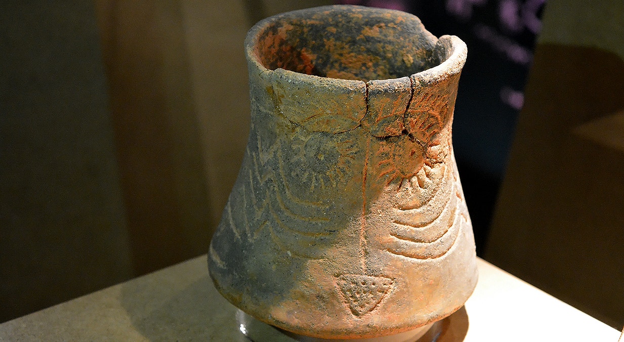  Vaso com decora&ccedil;&atilde;o simb&oacute;lica (figura feminina), cer&acirc;mica, 3000-2500 a.C., Monte do Outeiro, Aljustrel | Carla Quirino - RTP 