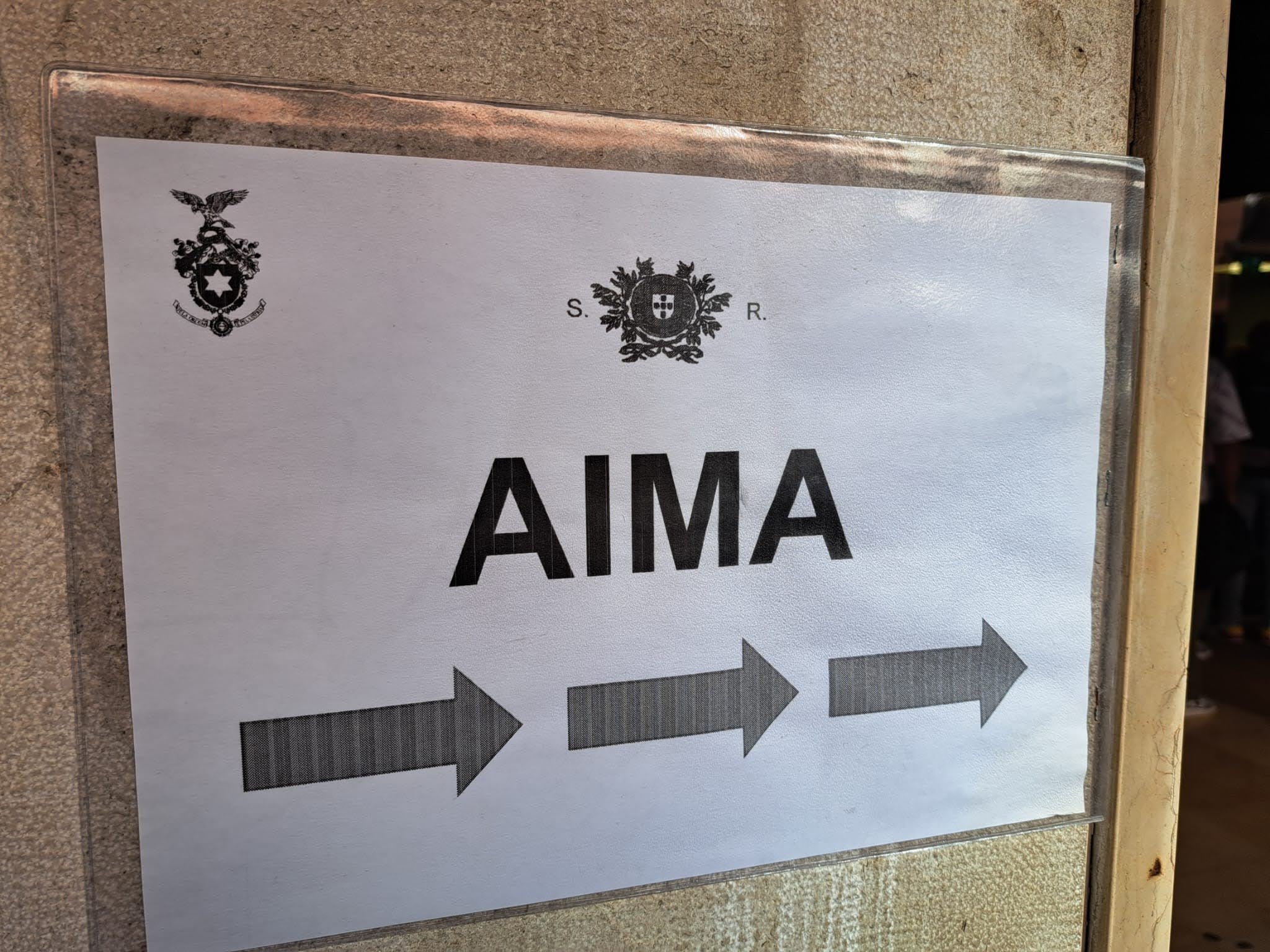 Tribunal dá sete dias à AIMA para agendar pedido de residência de jovem deportado
