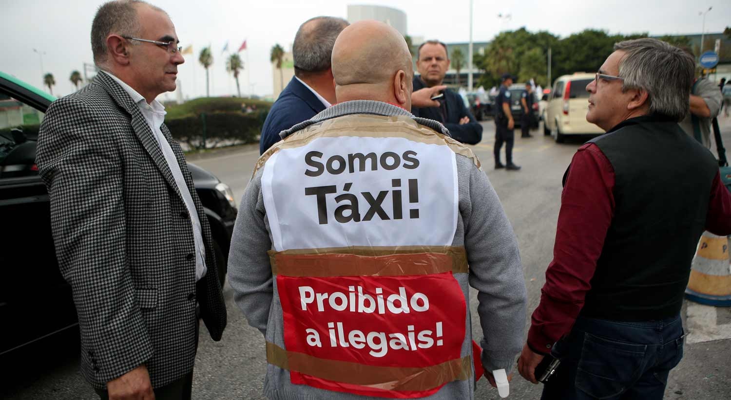  Um taxista exibe um colete com as palavras &quot;Somos T&aacute;xis! Proibido a Ilegais!&quot; durante a marcha lenta  /  Miguel A. Lopes - Lusa 
