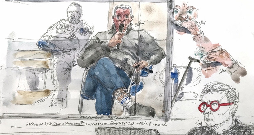 Desenho do principal arguido no processo de violação de Mazan, Dominique Pelicot, durante uma audiência no Tribunal Penal de Vaucluse, em Avignon
