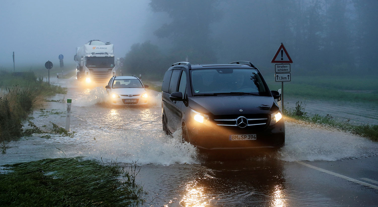  Estrada inundada pelo rio Erft em  Erftstadt, perto de Col&oacute;nia | Wolfgang Rattay/Reuters 