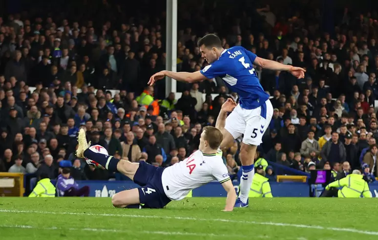 Em jogo com duas expulsões, Everton busca empate contra Tottenham