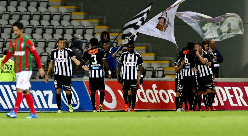 Os jogadores do Nacional da Madeira festejam a marcação de um golo contra o Marítimo 
