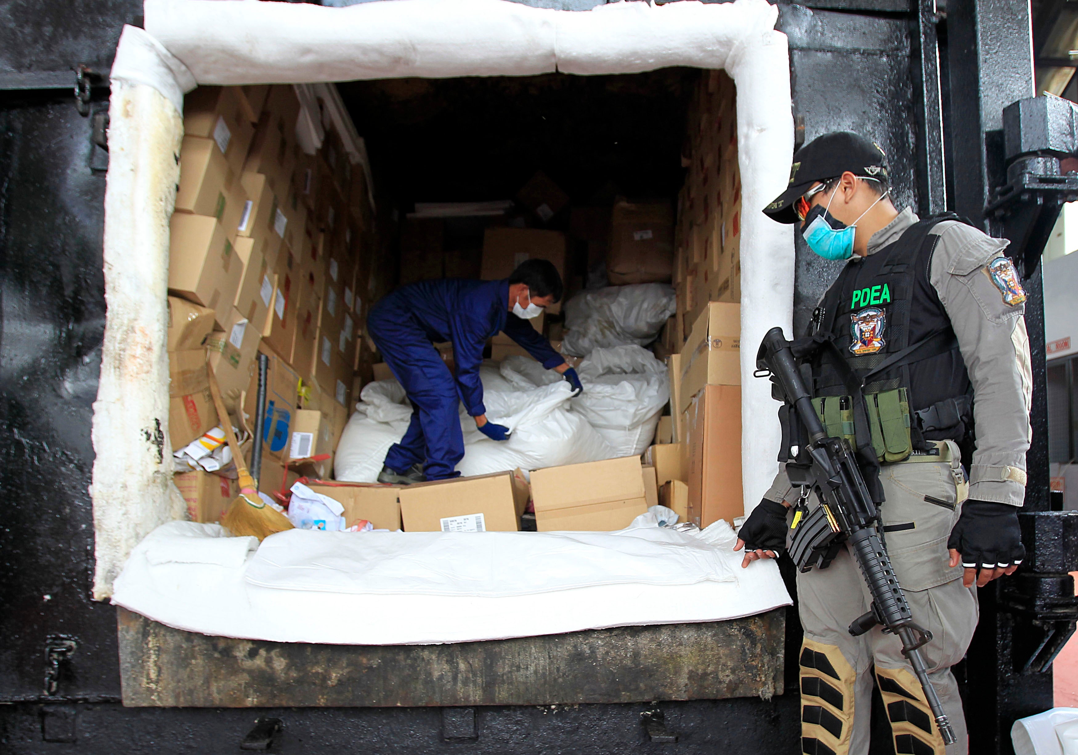 As Filipinas t&ecirc;m um dos mais graves problemas de drogas da &Aacute;sia. Na imagem , a apreens&atilde;o de metanfetaminas, conhecidas como shabu, em novembro de 2014 em Manila Foto: Reuters