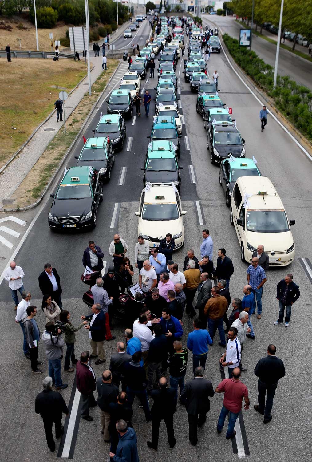  Taxistas durante a marcha lenta &agrave; sa&iacute;da do aeroporto Humberto Delgado  /  Miguel A. Lopes - Lusa 