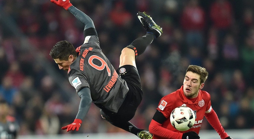 Lewandowski do Bayern em lance aparatoso
