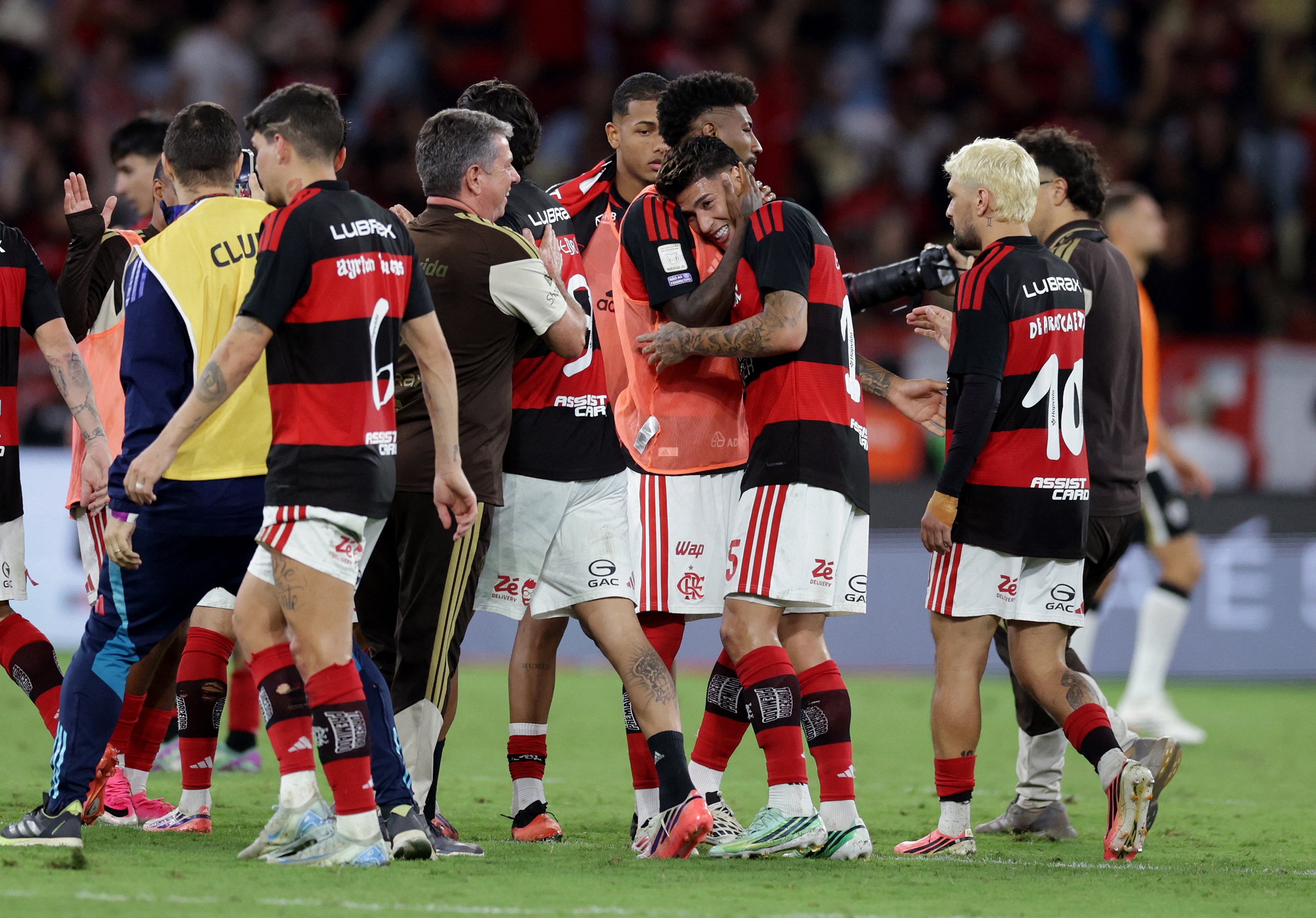 Golo de pen�lti aos 90+9 minutos segura Flamengo no topo do Brasileir�o