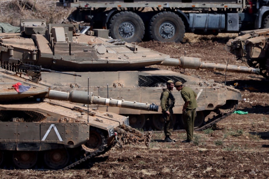 Tropas israelitas estacionadas no norte do país junto à fronteira com o Líbano
