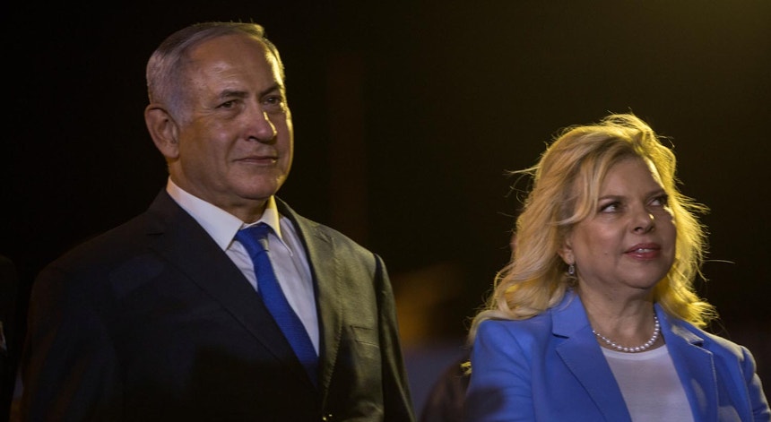 Benjamin Netanyahu com a sua mulher, Sara, igualmente suspeita de ter recebido indevidamente presentes excessivamente caros.
