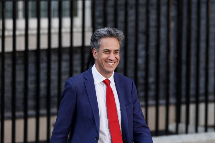 Reino Unido. Ed Miliband nos Negócios Estrangeiros e John Healey nas Finanças