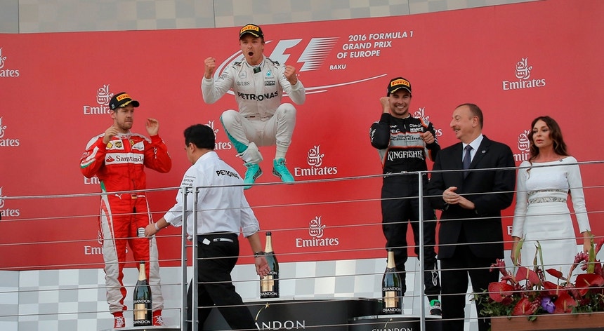 O pódio do GP da Europa, com Rosberg ao centro
