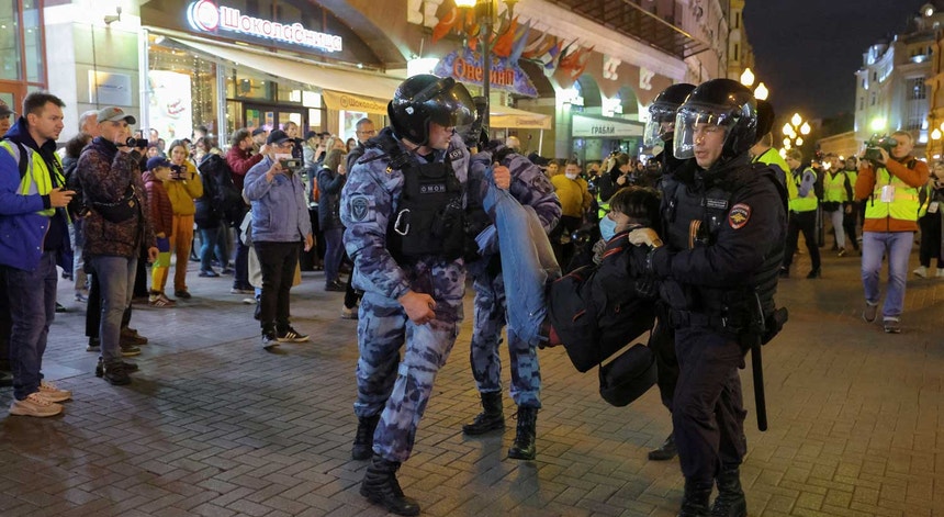 Em Moscovo e em São Petersburgo, a polícia russa fez cerca de mil detenções nos protestos contra a mobilização de reservistas. 
