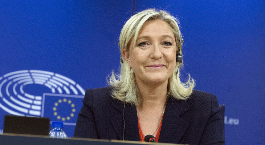 A medida foi imposta depois de o Parlamento ter descoberto que Le Pen tinha solicitado essa quantia para uma assistente parlamentar.
