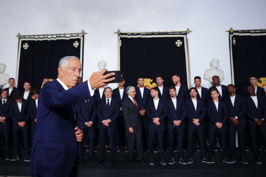 O Presidente tirou a habitual "selfie" com a equipa das quinas
