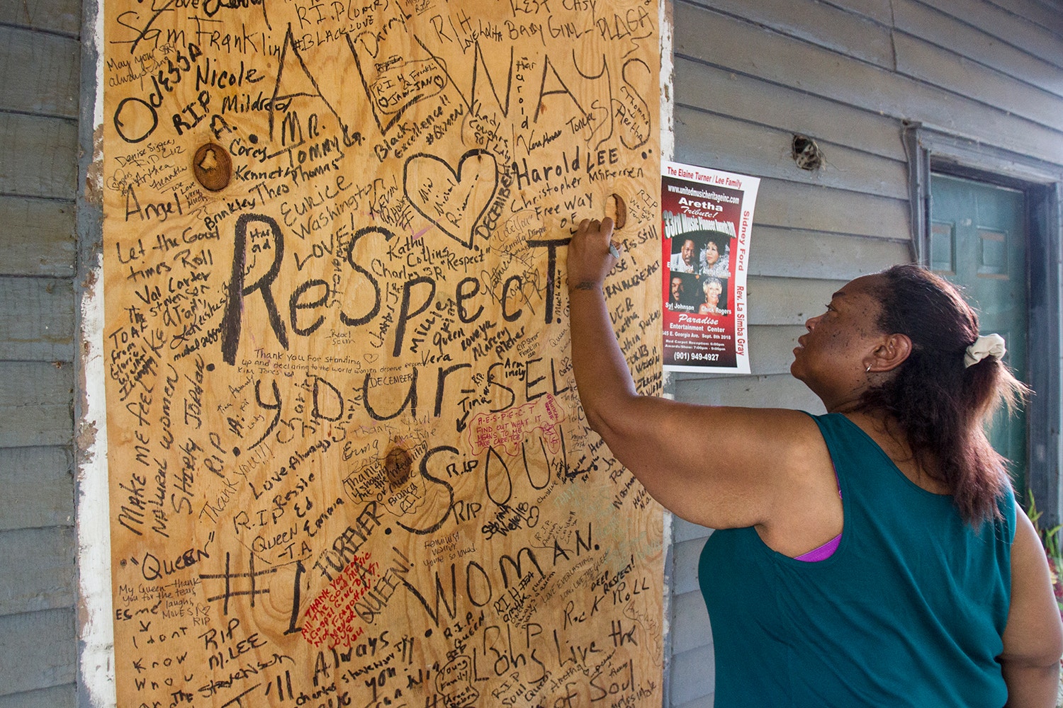  Pessoas deixam frases em homenagem a Aretha Franklin na casa onde nasceu em Memphis, Tennessee /Mike Brown - EPA 