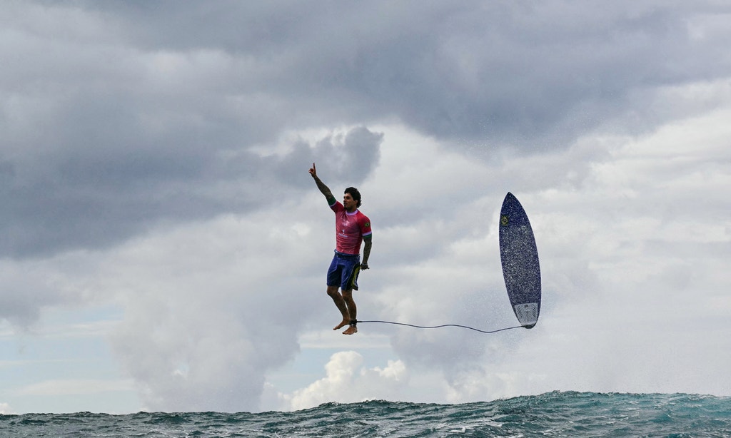Imagem ilustrativa: Gabriel Medina saúda o Olimpo