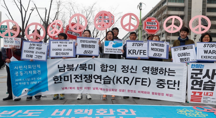 Manifestantes em Seul protestam contra os exercícios militares conjuntos com os Estados Unidos junto à embaixada norte-americana no país
