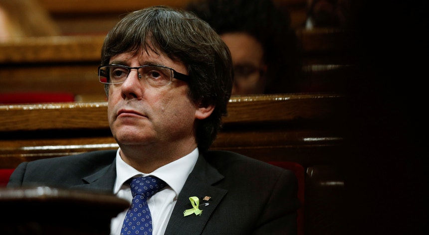 A edição <i>online</i> do jornal <i>La Vanguardia</i> adianta que Carles Puigdemont, o presidente destituído da Generalitat, estará nesta altura na Bélgica
