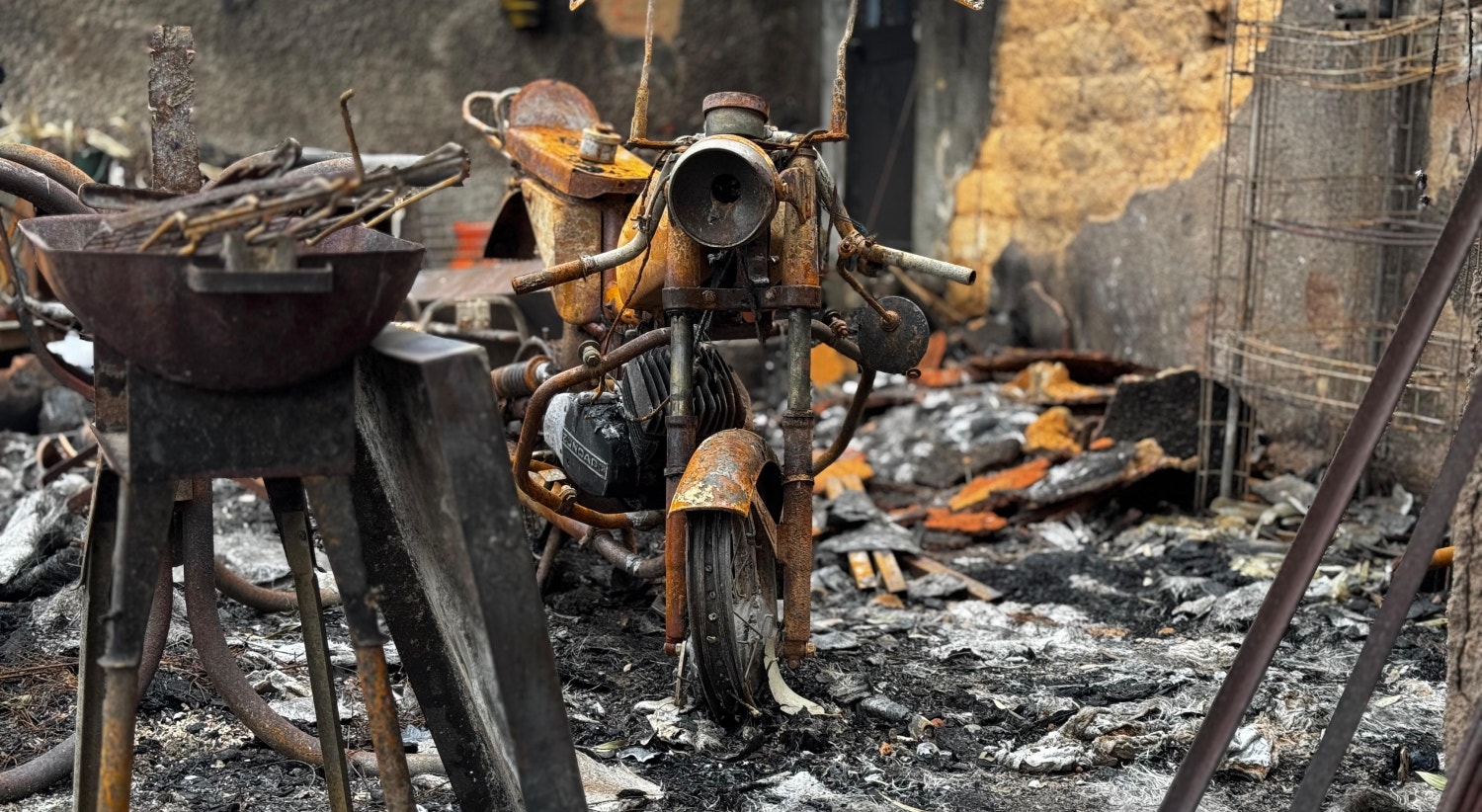  Casa e bens ardidos em &Aacute;gueda. / Foto: Jos&eacute; Pinto Dias - RTP 