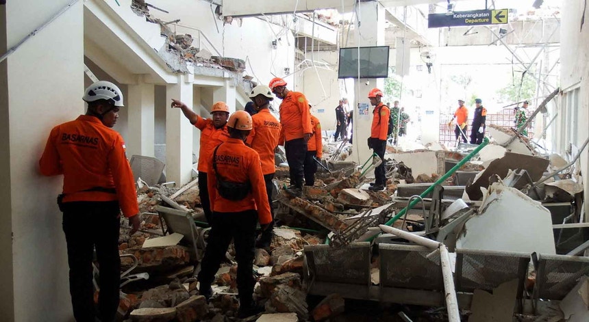 Imagem de Sismo na Indonésia fez pelo menos 20 mortos e destruiu vários edifícios
