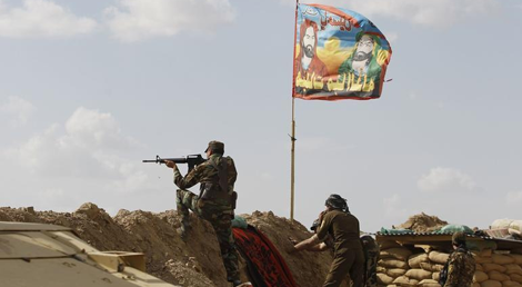 For&ccedil;as iraquianas em combate contra o Estado Isl&acirc;mico a norte de Bagdade, na ofensiva de reconquista de Tikrit, a 2 de mar&ccedil;o de 2015 (Foto: Reuters)