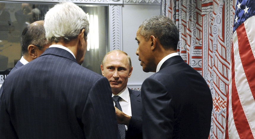 Presidente russo Vladimir Putin, Presidente dos EUA Barack Obama, ministro dos Negócios Estrangeiros da Rússia, Sergei Lavrov e secretário de estado dos EUA John Kerry, num encontro terça-feira à margem da Assembleia da ONU
