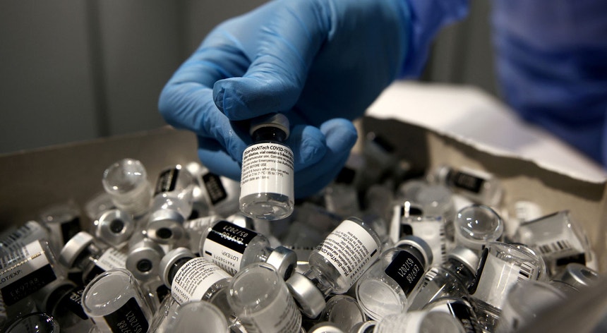 Os Estados-membros terão pago 15,50 euros por cada dose da vacina da Pfizer.
