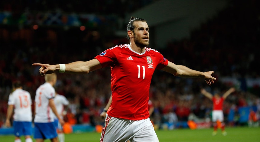 Bale festejao terceiro golo do País de Gales frente à Rússia
