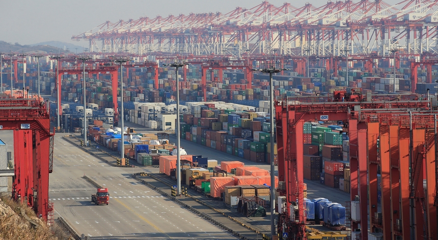 Um aspeto dos contentores empilhados no porto de águas profundas da zona de comércio livre de Xangai, em 13 de fevereiro de 2017. Foto: Reuters