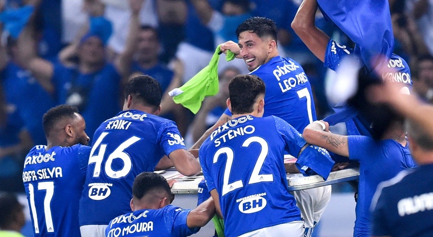 Os jogadores do Cruzeiro festejaram a subida à Série A do futebol brasileiro
