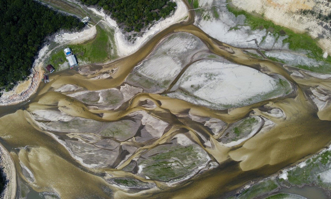 Seca no Amazonas. Caudal mínimo no Rio Negro