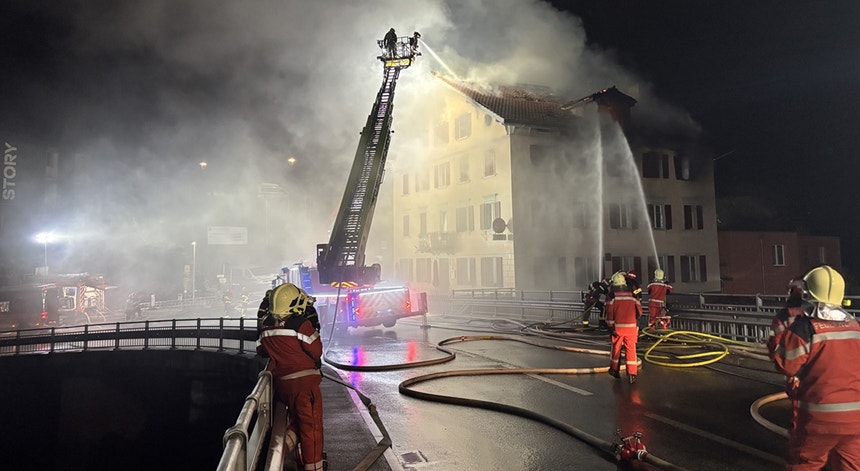 Oito feridos e cinco desaparecidos em incêndio em restaurante na Suíça