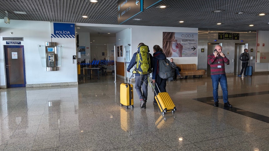 Retorno voluntário de imigrantes ilegais aumentou quatro vezes mais em 2025