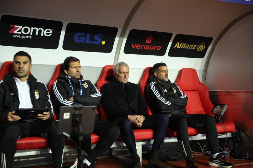 Imagem de Adjunto de Mourinho castigado em 30 dias por expulsão nas `meias` da Taça da Liga