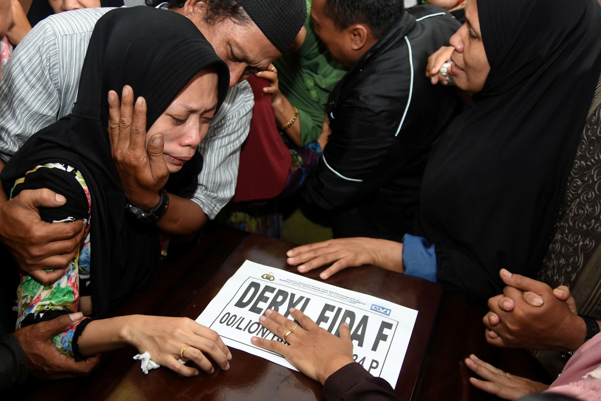  A mulher de um dos passageiros chora durante o funeral do marido. Foto: Risyal Hidayat - Antara Foto via Reuters 