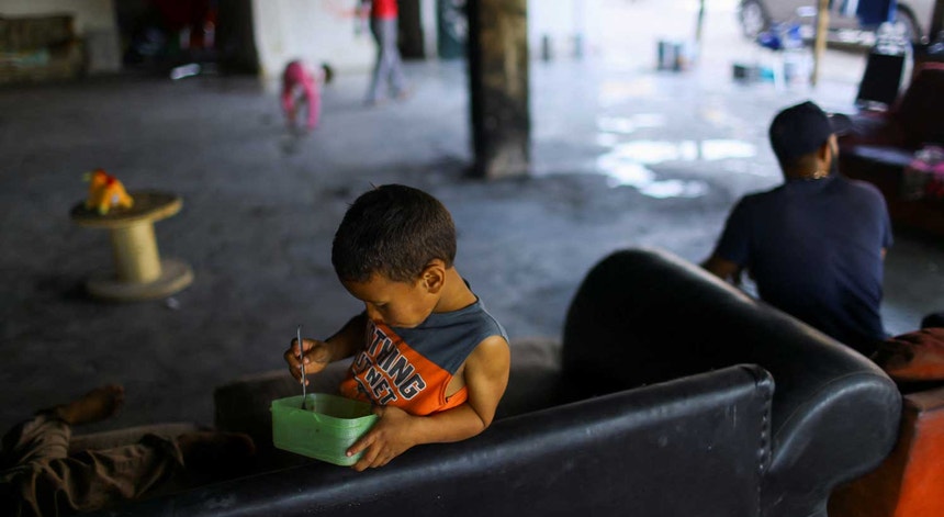 No México, num edifício abandonado de Ciudad Juarez, uma criança migrante da Venezuela viaja com a família para tentar alcançar os Estados Unidos. 
