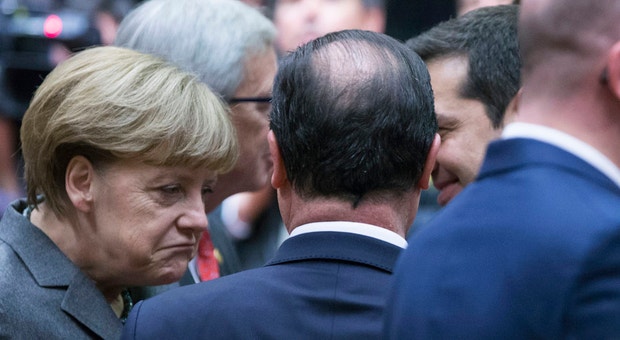 Merkel dialogando hoje com Tsipras (à dir.) na presença de Hollande (de costas)
