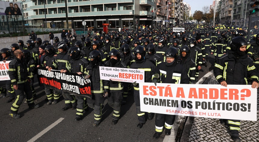 Os bombeiros, todos fardados e muitos com capacetes, percorreram a Avenida de Roma em marcha lenta até à sede do Governo.
