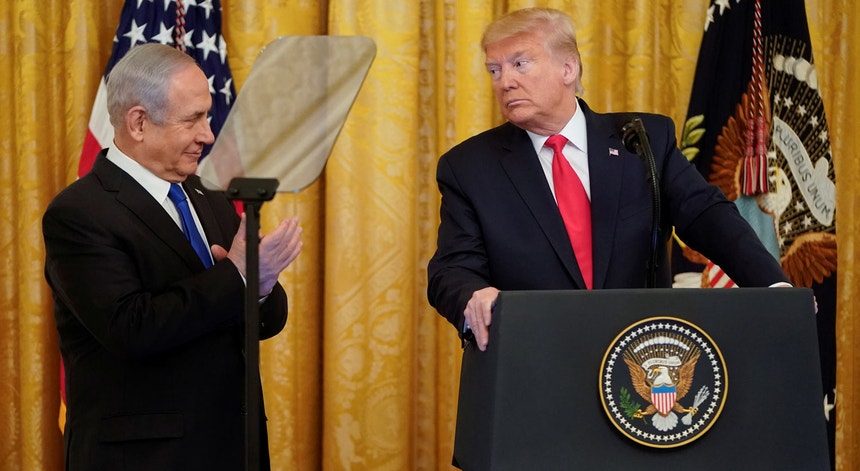 O primeiro-ministro palestiniano acusou Trump e Netanyahu de estarem a usar o acordo como uma manobra de diversão numa altura de instabilidade para ambos
