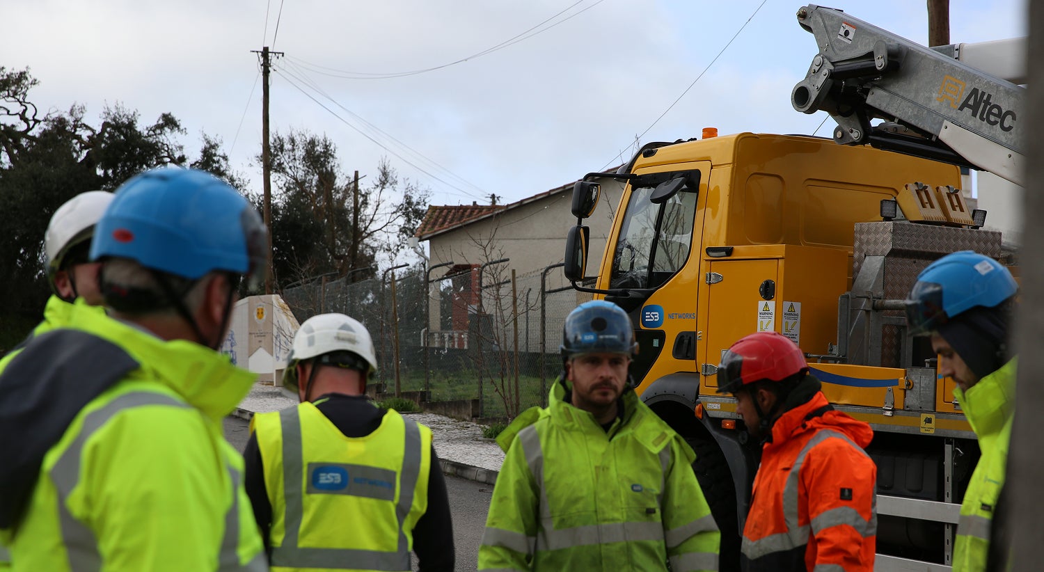 Equipas irlandesas ajudam a repor eletricidade na regi�o de Leiria