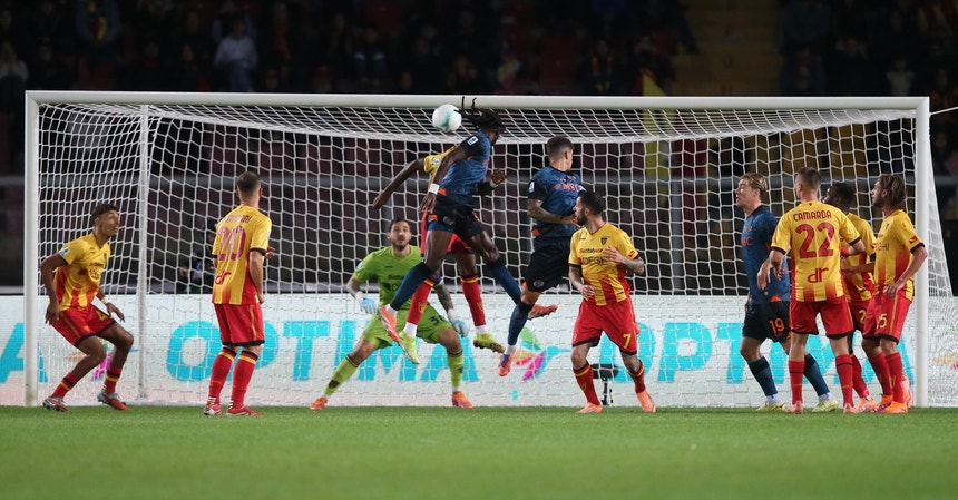 Nápoles sofre para ganhar ao Lecce e é líder isolado à condição na Liga italiana