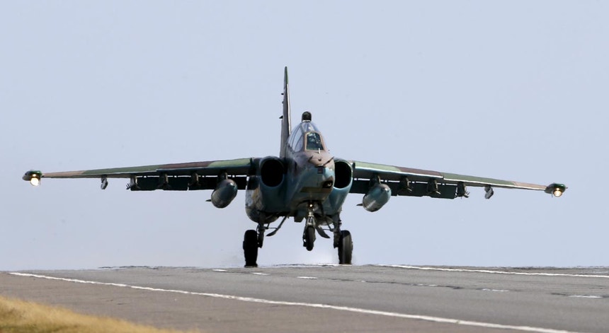 Um caça Sukhoi Su-25 de fabrico soviético, pertencente às Forças Aéreas da Bielorrússia, em setembro de 2015
