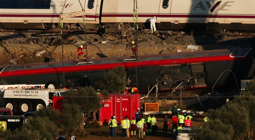Imagem de Acidente em Espanha. Novo balanço aponta para 74 mortos