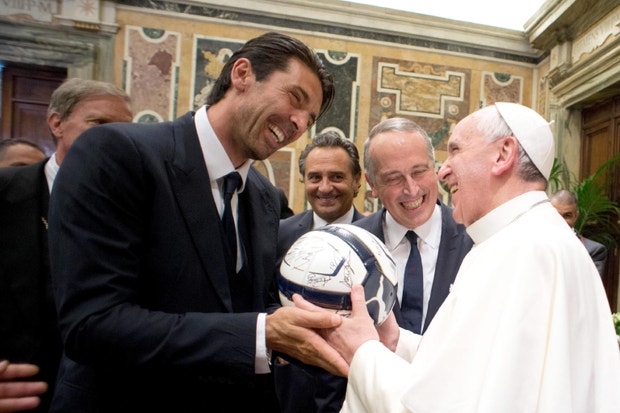 Imagem de Gianluigi Buffon com seu filho Louis
