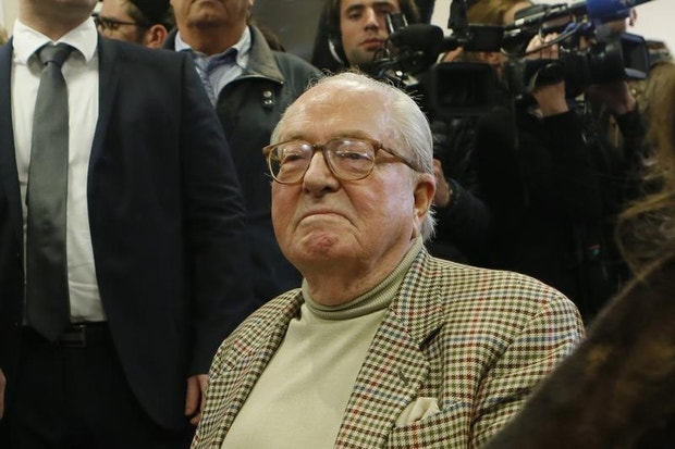 Jean-Marie Le Pen, fundador e presidente honorário da Frente Nacional, o partido francês de extrema direita.
