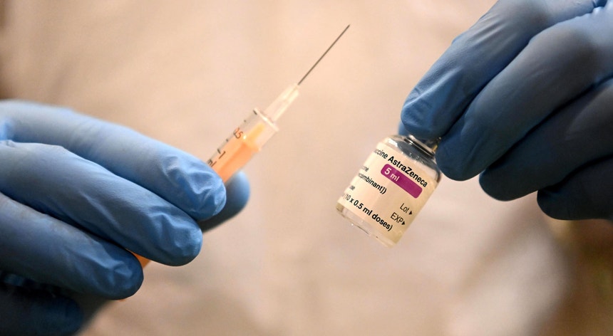 A AstraZeneca tem estado envolta em polémica devido ao surgimento de coágulos sanguíneos em pessoas inoculadas com a sua vacina contra a covid-19.
