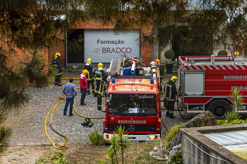 Incêndio em complexo industrial de Castelo de Paiva em ...