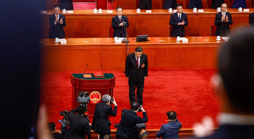 Xi Jinping, de 69 anos, já tinha obtido em outubro um prolongamento de cinco anos na chefia do Partido Comunista e da comissão militar
