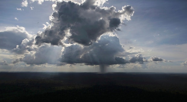 Uma nuvem de tempestade sobre a floresta amazónica. A deflorestação da Amazónia ter-se-á acelerado no último ano, tendo desaparecido uma área duas vezes maior do que a cidade de Los Angeles, com consequências imprevisíveis para o clima de acordo com especialistas 
