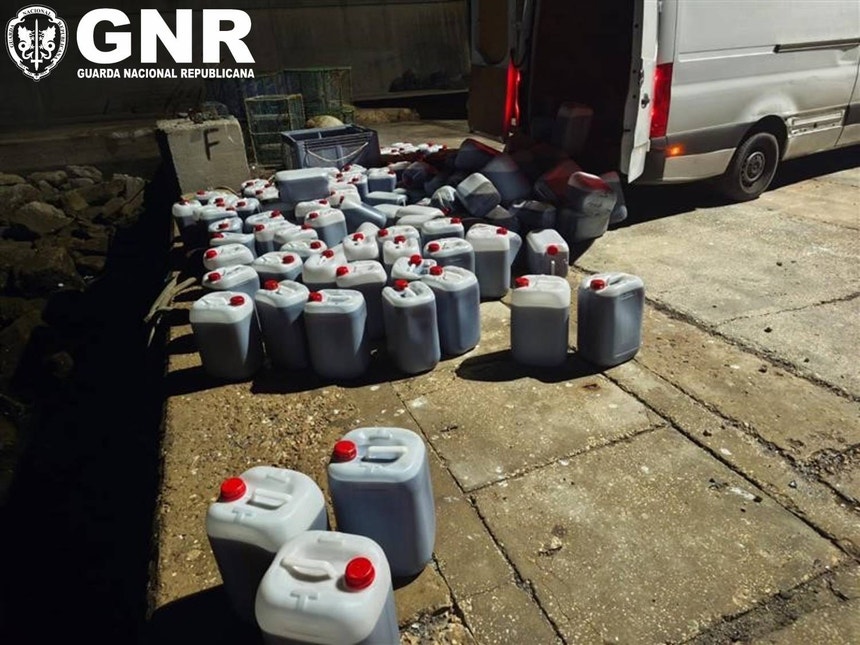 Imagem de GNR apreende kalashnikovs, fardos de haxixe e combustível